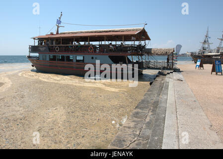 Thessaloniki, Griechenland. 27. Juni 2017. Ein Touristenboot wartet auf Kunden in eine rote Flut betroffen Strandpromenade der nördlichen Hafen der griechischen Stadt Thessaloniki. Red Tide ist eine gebräuchliche Bezeichnung für ein Phänomen bekannt als eine Algenblüte, verursacht durch Arten der Dinoflagellaten, die auf eine rote oder braune Farbe. Kredit Kredit: Orhan Zolak/Alamy Live-Nachrichten Stockfoto