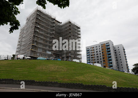 Swansea, Großbritannien.  27. Juni 2017.  Neue Weiterarbeit Verkleidung am Clyne Gericht, Sketty, Swansea.  Swansea-Rat hat beschlossen, auf sieben der elf Hochhäuser Tests beginnen. Bildnachweis: Gareth Llewelyn/Alamy Live-Nachrichten. Stockfoto