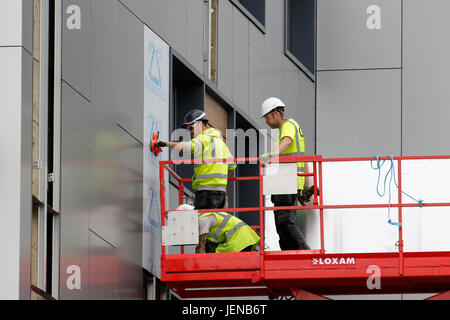 Swansea, Großbritannien.  27. Juni 2017.  Neue Weiterarbeit Verkleidung am Clyne Gericht, Sketty, Swansea.  Swansea-Rat hat beschlossen, auf sieben der elf Hochhäuser Tests beginnen. Bildnachweis: Gareth Llewelyn/Alamy Live-Nachrichten. Stockfoto