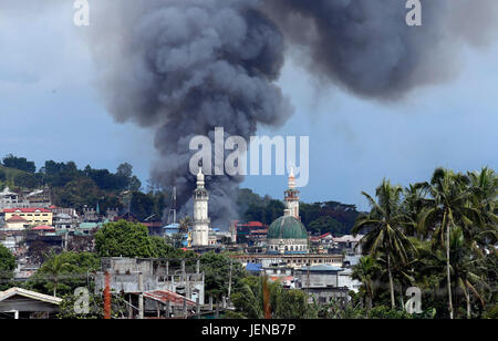 Marawi, Philippinen. 27. Juni 2017. Eine Wolke aus schwarzen Rauch Wogen von der Innenstadt von Marawi City, Philippinen, am 27. Juni 2017. Die philippinische Regierung hält an ihrer Politik keine Verhandlungen mit Extemists verbündet mit islamischer Staat (IS), die im Mai Marawi City im Süden der Philippinen überliefen, sagte ein Regierungssprecher am Dienstag. Bildnachweis: Stringer/Xinhua/Alamy Live-Nachrichten Stockfoto