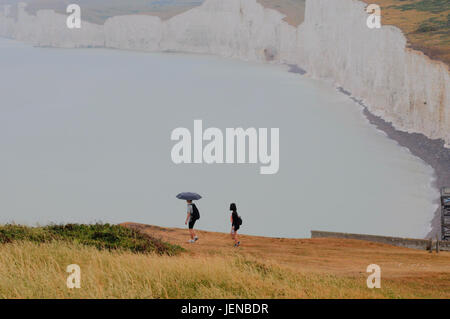 Birling Gap, Eastbourne, East Sussex, Großbritannien. Juni 2017. Sonnenschirme Ordnung des Tages am Sussex Beauty Spot. Schwerere Regenfälle, die über Nacht vorhergesagt werden, erhöhen das Rockfallrisiko entlang des Chalk CliffsCredit: Stockfoto