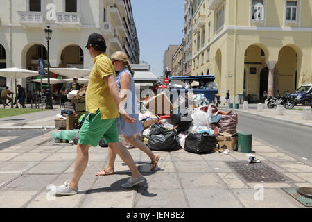 Thessaloniki, Griechenland. 27. Juni 2017.  Die Menschen gehen Pass Berge von Abfall auf den Straßen von Universitätsfachbereiche, Griechenlands zweitgrößte Stadt. Die in der Nähe von zwei Wochen Streik der städtischen Arbeiter Müll häufen führte sich in den Straßen von Thessaloniki, Athen und anderen Städten als Sommer Tempatures steigen und eine Hitzewelle droht. Bewohner in den großen Städten haben aufgefordert, nicht um ihren Müll durch Ängste aus, die die Montage Abfälle zu einer Krise des öffentlichen Gesundheitswesens führen könnte. Bildnachweis: Orhan Zolak / Alamy Live News Stockfoto