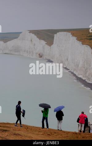 Birling Gap, Eastbourne, East Sussex, Großbritannien. Juni 2017. Sonnenschirme Ordnung des Tages am Sussex Beauty Spot. Schwerere Regenfälle, die über Nacht vorhergesagt werden, erhöhen das Rockfallrisiko entlang des Chalk CliffsCredit: Stockfoto