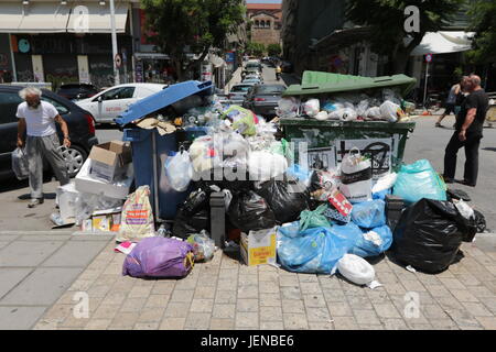 Thessaloniki, Griechenland. 27. Juni 2017.  Die Menschen gehen Pass Berge von Abfall auf den Straßen von Universitätsfachbereiche, Griechenlands zweitgrößte Stadt. Die in der Nähe von zwei Wochen Streik der städtischen Arbeiter Müll häufen führte sich in den Straßen von Thessaloniki, Athen und anderen Städten als Sommer Tempatures steigen und eine Hitzewelle droht. Bewohner in den großen Städten haben aufgefordert, nicht um ihren Müll durch Ängste aus, die die Montage Abfälle zu einer Krise des öffentlichen Gesundheitswesens führen könnte. Bildnachweis: Orhan Zolak / Alamy Live News Stockfoto