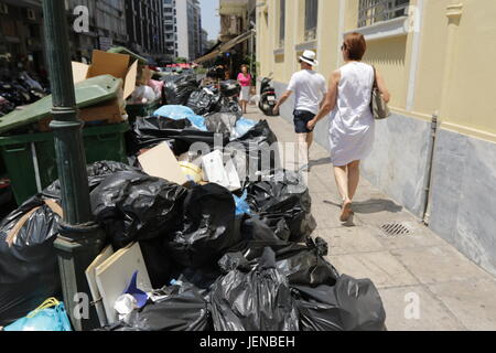 Thessaloniki, Griechenland. 27. Juni 2017.  Die Menschen gehen Pass Berge von Abfall auf den Straßen von Universitätsfachbereiche, Griechenlands zweitgrößte Stadt. Die in der Nähe von zwei Wochen Streik der städtischen Arbeiter Müll häufen führte sich in den Straßen von Thessaloniki, Athen und anderen Städten als Sommer Tempatures steigen und eine Hitzewelle droht. Bewohner in den großen Städten haben aufgefordert, nicht um ihren Müll durch Ängste aus, die die Montage Abfälle zu einer Krise des öffentlichen Gesundheitswesens führen könnte. Bildnachweis: Orhan Zolak / Alamy Live News Stockfoto