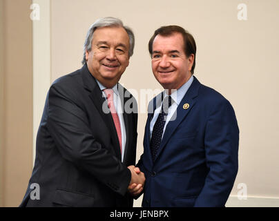Washington, DC, USA. 27. Juni 2017. Vereinten Nationen Generalsekretär Antonio Guterres (L) schüttelt Hände mit House Foreign Affairs Committee Chairman Edward Royce am Kapitol in Washington, DC, USA, 27. Juni 2017. Bildnachweis: Yin Bogu/Xinhua/Alamy Live-Nachrichten Stockfoto
