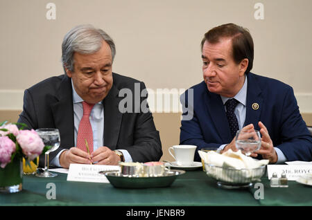 Washington, DC, USA. 27. Juni 2017. Vereinten Nationen Generalsekretär Antonio Guterres (L) trifft sich mit House Foreign Affairs Committee Chairman Edward Royce am Kapitol in Washington, DC, USA, 27. Juni 2017. Bildnachweis: Yin Bogu/Xinhua/Alamy Live-Nachrichten Stockfoto