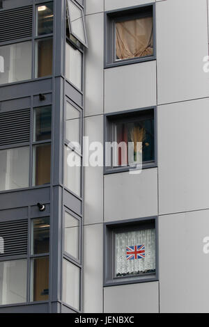 Swansea, Großbritannien.  27. Juni 2017.  Neue Weiterarbeit Verkleidung am Clyne Gericht, Sketty, Swansea.  Swansea-Rat hat beschlossen, auf sieben der elf Hochhäuser Tests beginnen. Bildnachweis: Gareth Llewelyn/Alamy Live-Nachrichten. Stockfoto