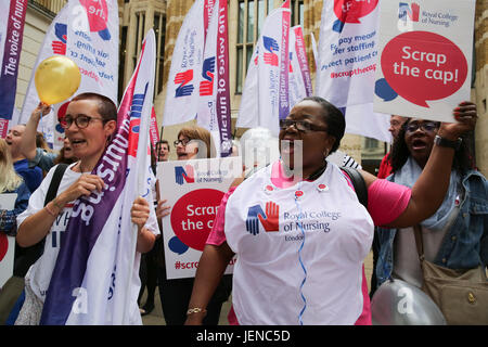 London, UK. 27. Juni 2017. Mitglieder der Royal College of Nursing (RCN) startet seine Kampagne gegen die Regierung 1 Prozent Kappe auf Zahlen mit einem Protest von frontline Krankenschwestern außerhalb das Gesundheitsministerium in Whitehall, Westminster. Bildnachweis: Dinendra Haria/Alamy Live-Nachrichten Stockfoto