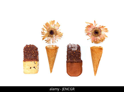 Eis Sandwiches und Waffelkegeln Stockfoto