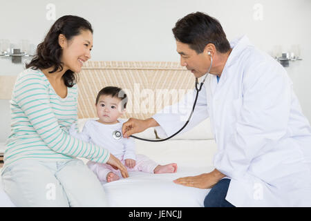 Niedliche Baby Besuch von Arzt Stockfoto