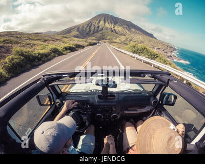 Rückansicht eines Pärchen, das in einem Cabrio fährt, Lahaina, Maui, Hawaii, USA Stockfoto