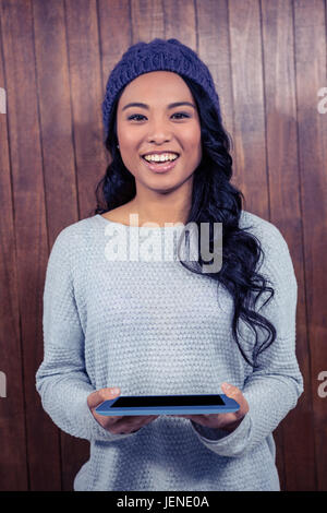 Asiatische Frau Holding tablet Stockfoto