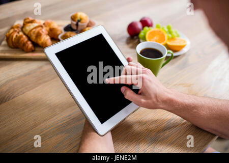 Stattlicher Mann mit Tablet Stockfoto