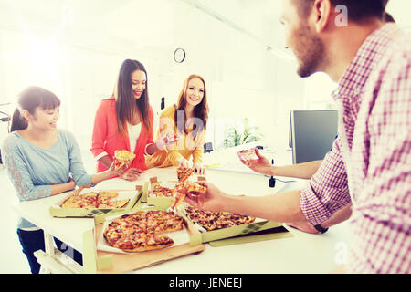 Happy Business-Team im Büro Pizza essen Stockfoto