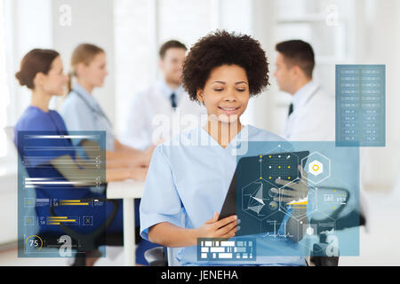 glücklich Arzt mit Zwischenablage im Krankenhaus Stockfoto