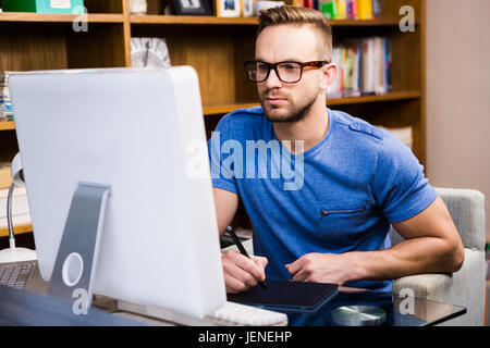 Ernst-Designer mit Tablet Grafik Stockfoto