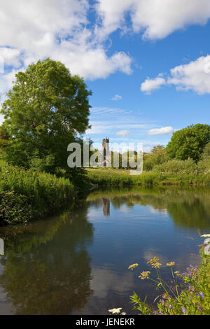 ein mittelalterliches Dorf Teich und St Martins Kirchenruine am historischen Ort der Wharram Percy in der Yorkshire Wolds unter blauem Himmel im Sommer Stockfoto