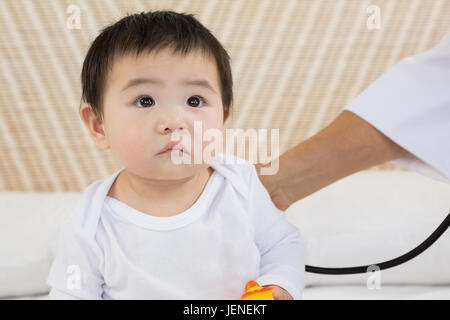 Niedliche Baby Besuch von Arzt Stockfoto