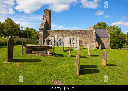 historische Stätte des St. Martins-Kirche mit Friedhof in verlassenen mittelalterlichen Dorf Wharram Percy auf die Yorkshire wolds Stockfoto