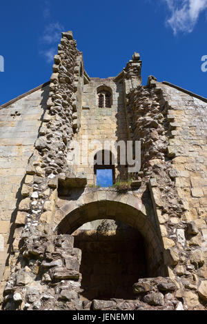 Die zerstörte Kirche des Hl. Martin am verlassenen mittelalterlichen Dorf Wharram Percy auf die Yorkshire Wolds. Stockfoto