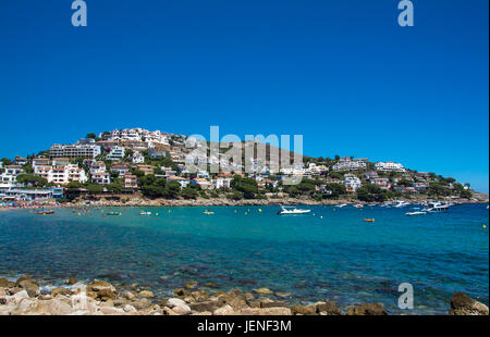 Horizontalen Blick auf Montgo Strand und Berge an der Costa Brava im Sommer Stockfoto