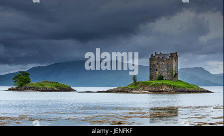 Castle Stalker, mittelalterliche viergeschossige Wohnturm / keep in Loch Laich, Einlass ab Loch Linnhe in der Nähe von Port Appin, Argyll, Schottland, UK Stockfoto