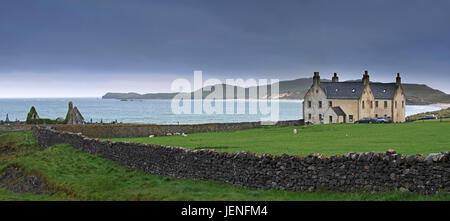 Zerstörte Kirche und das Balnakeil House, Herrenhaus aus dem 18. Jahrhundert in der Nähe von Durness, Sutherland, Schottisches Hochland, Schottland Stockfoto