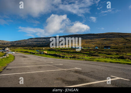 Ansicht des Burren vom Parkplatz am Fanore Strand, Co. Clare. Stockfoto