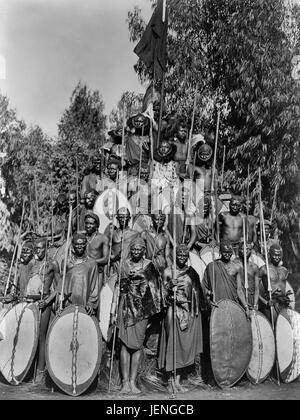 Gruppe von Kavirondo Krieger in voller Krieg Kleid, Kenia, 1900 Stockfoto