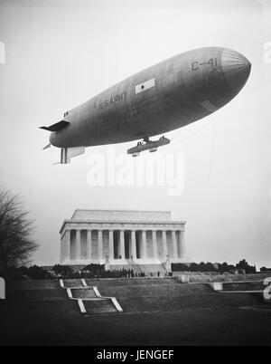 US-Armee Luftschiff über Lincoln Memorial, Washington DC, USA, Harris & Ewing, Februar 1930 Stockfoto