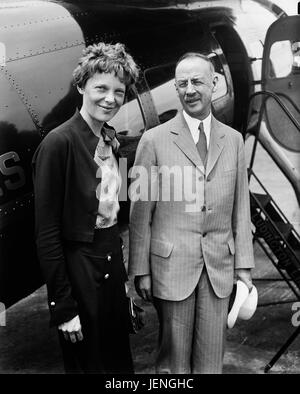 Amelia Earhart (L), Portrait mit Mann vor Flugzeug Harris & Ewing, 1932 Stockfoto