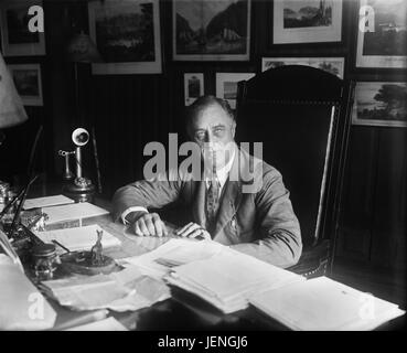 New Yorker Gouverneur Franklin Roosevelt, Porträts am Schreibtisch, Albany, New York, USA, Harris & Ewing, 1932 Stockfoto