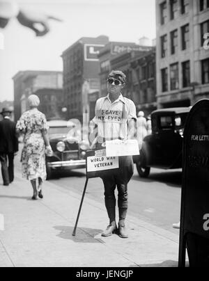 Blinde Weltkrieg Veteran Verkauf von Zeitungen auf Bürgersteig, Washington DC, USA, 1933 Stockfoto