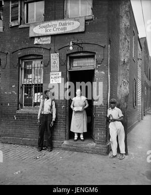 Straßenszene, drei Menschen stehen vor Store, Washington DC, USA, Harris & Ewing, 1935 Stockfoto