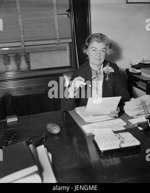 Edith Nourse Rogers, erste Frau von Massachusetts, Porträt sitzen am Schreibtisch, Washington DC, USA, Harris & Ewing, Februar 1936 in den Kongress gewählt Stockfoto