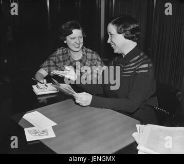 Rose McConnell Long (rechts), Senator von Louisiana und Ehefrau von den späten Huey P. Long, Portrait, Washington DC, USA, Harris & Ewing, Februar 1936 Stockfoto