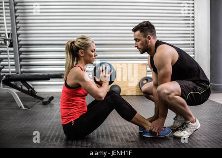 Fit paar tun Abdominal-ball Übung Stockfoto