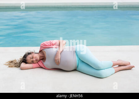 Schwangere Frau entspannende außerhalb Stockfoto