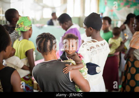 Patienten warten in einem unterversorgten Krankenhaus in Bundibugyo, Uganda gesehen werden. Stockfoto
