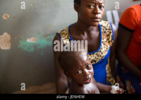 Patienten warten in einem unterversorgten Krankenhaus in Bundibugyo, Uganda gesehen werden. Stockfoto