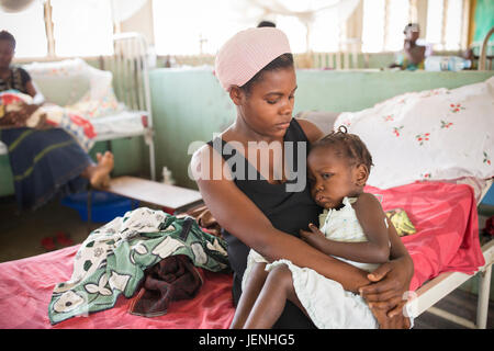 Patienten ruhen auf den Stationen eines unterversorgten Krankenhauses in Bundibugyo, Uganda. Stockfoto