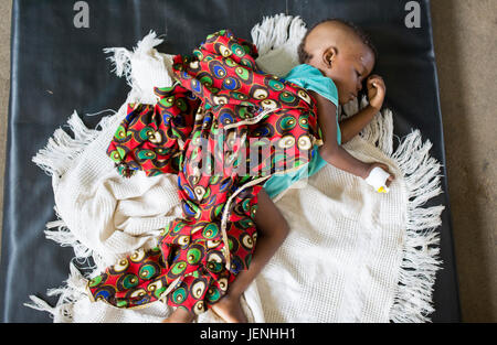 Patienten ruhen auf den Stationen eines unterversorgten Krankenhauses in Bundibugyo, Uganda. Stockfoto