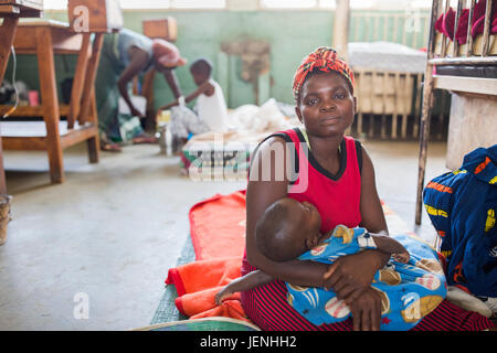 Patienten ruhen auf den Stationen eines unterversorgten Krankenhauses in Bundibugyo, Uganda. Stockfoto