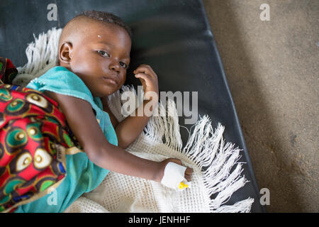 Patienten ruhen auf den Stationen eines unterversorgten Krankenhauses in Bundibugyo, Uganda. Stockfoto