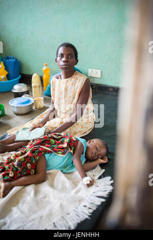 Patienten ruhen auf den Stationen eines unterversorgten Krankenhauses in Bundibugyo, Uganda. Stockfoto