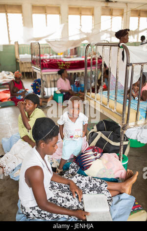 Patienten ruhen auf den Stationen eines unterversorgten Krankenhauses in Bundibugyo, Uganda. Stockfoto