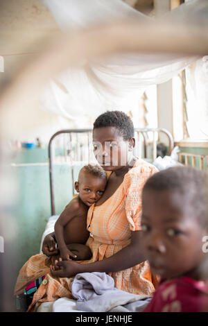 Patienten ruhen auf den Stationen eines unterversorgten Krankenhauses in Bundibugyo, Uganda. Stockfoto