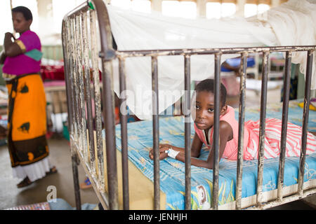 Patienten ruhen auf den Stationen eines unterversorgten Krankenhauses in Bundibugyo, Uganda. Stockfoto