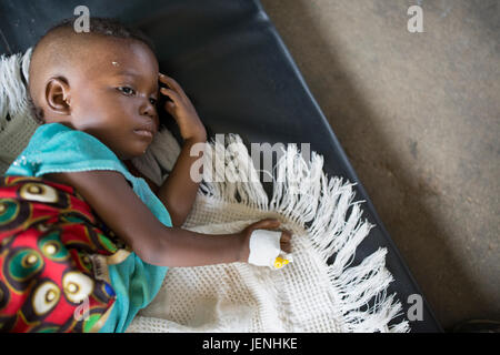 Patienten ruhen auf den Stationen eines unterversorgten Krankenhauses in Bundibugyo, Uganda. Stockfoto